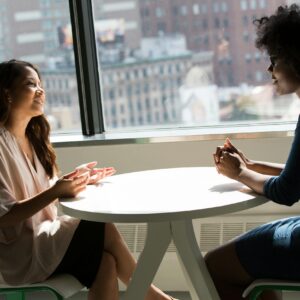 Profesionales reunidas en mesa